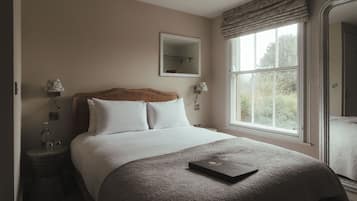 Deluxe Double Room, Ensuite | Individually decorated, individually furnished, desk, blackout curtains