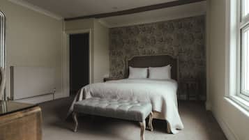 Deluxe Double Room, Ensuite | Individually decorated, individually furnished, desk, blackout drapes