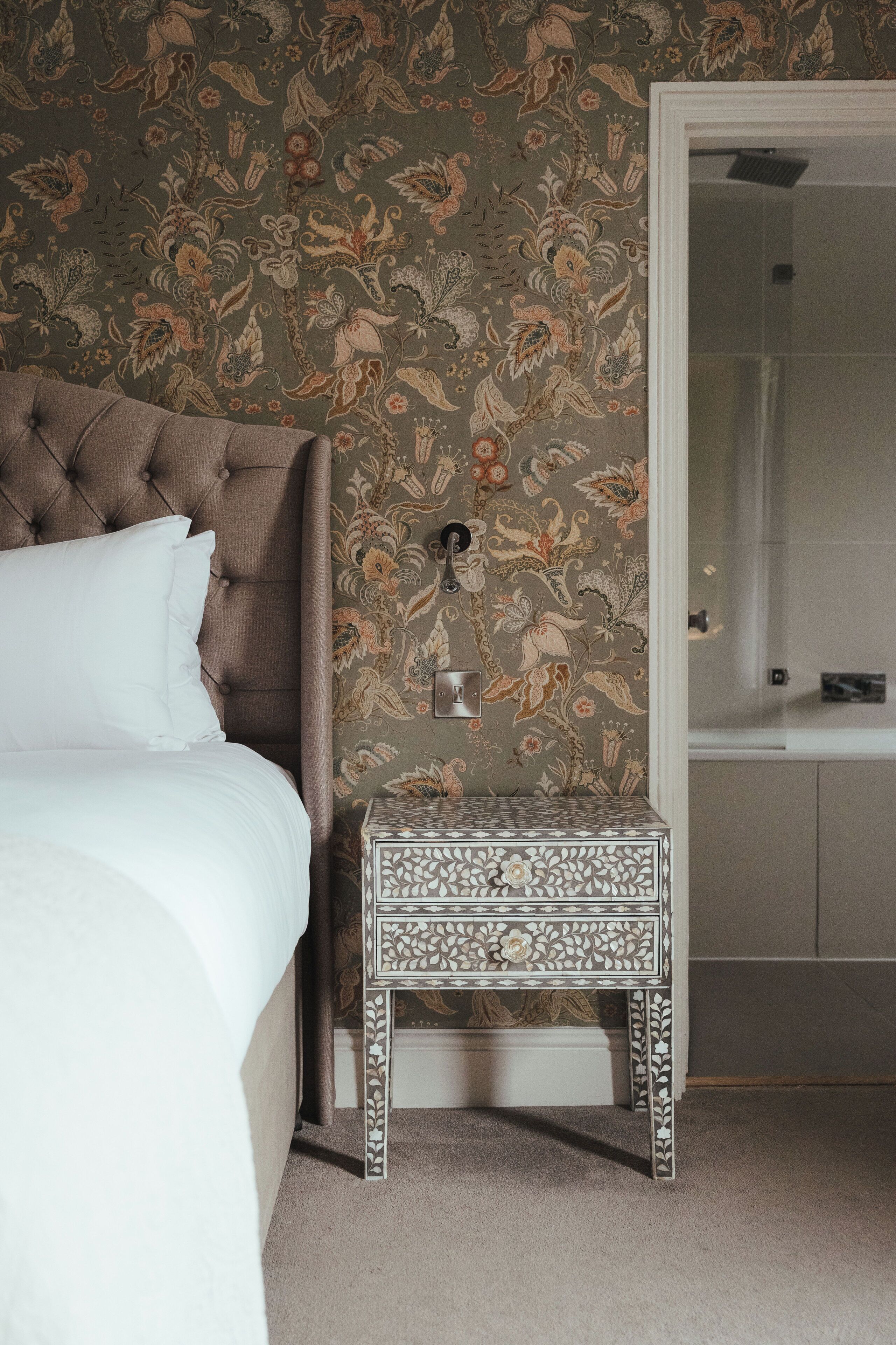 Decoración personalizada, muebles diferentes y escritorio 
