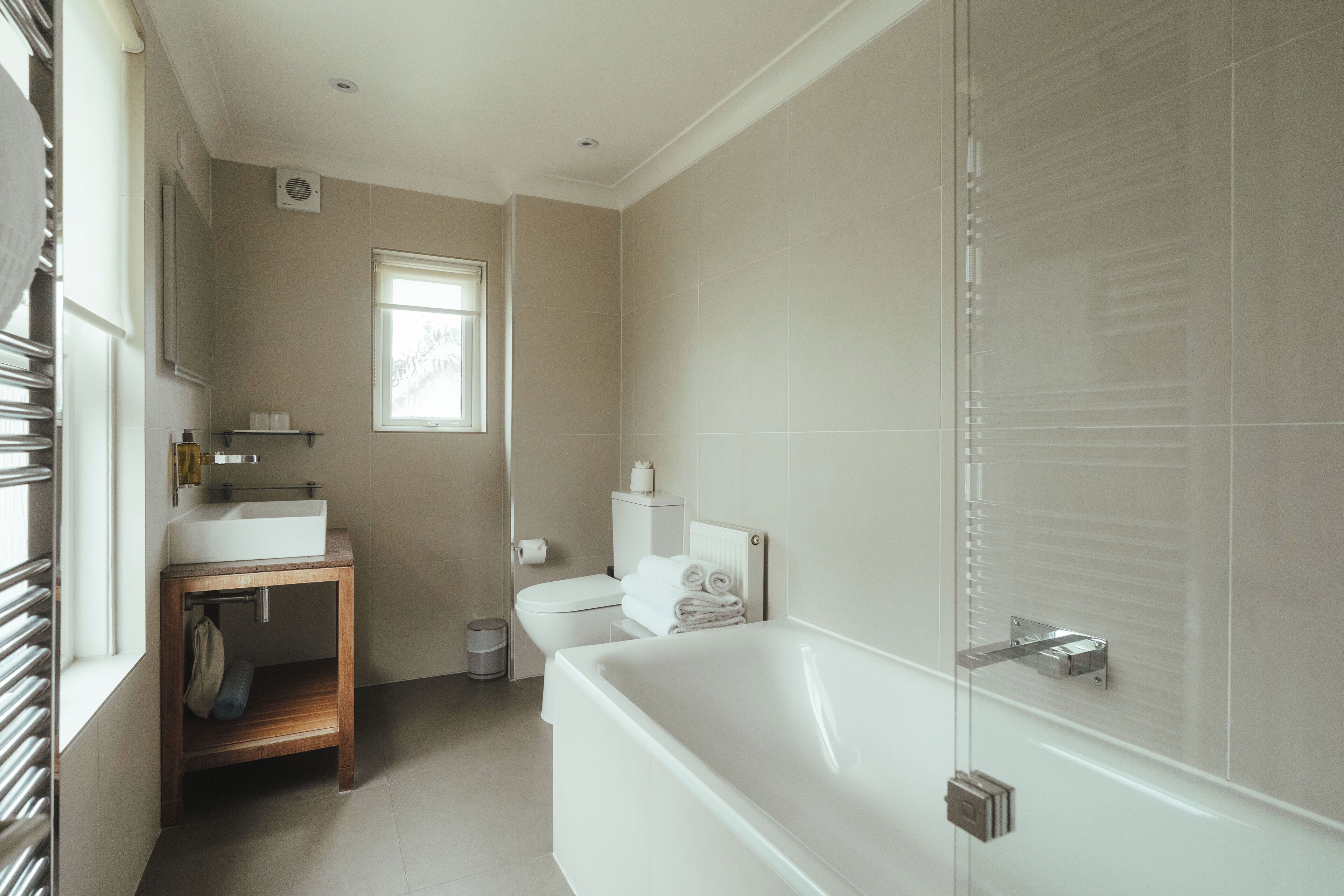 Deluxe Double Room, Ensuite | Bathroom | Free toiletries, hair dryer, towels
