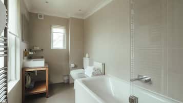 Deluxe Double Room, Ensuite | Bathroom | Free toiletries, hair dryer, towels
