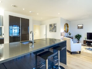 Restaurant - 2 Bed Property Close to Heathrow Airport (Brentford)