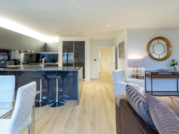 Lounge - 2 Bed Property Close to Heathrow Airport (Brentford)