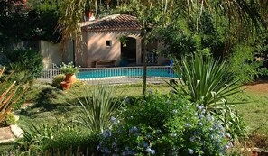A villa with a swimming pool, surrounded by lush greenery and a well-maintained garden. - Villa in an enclosed 3608 sq ft garden planted with trees (La Ciotat)
