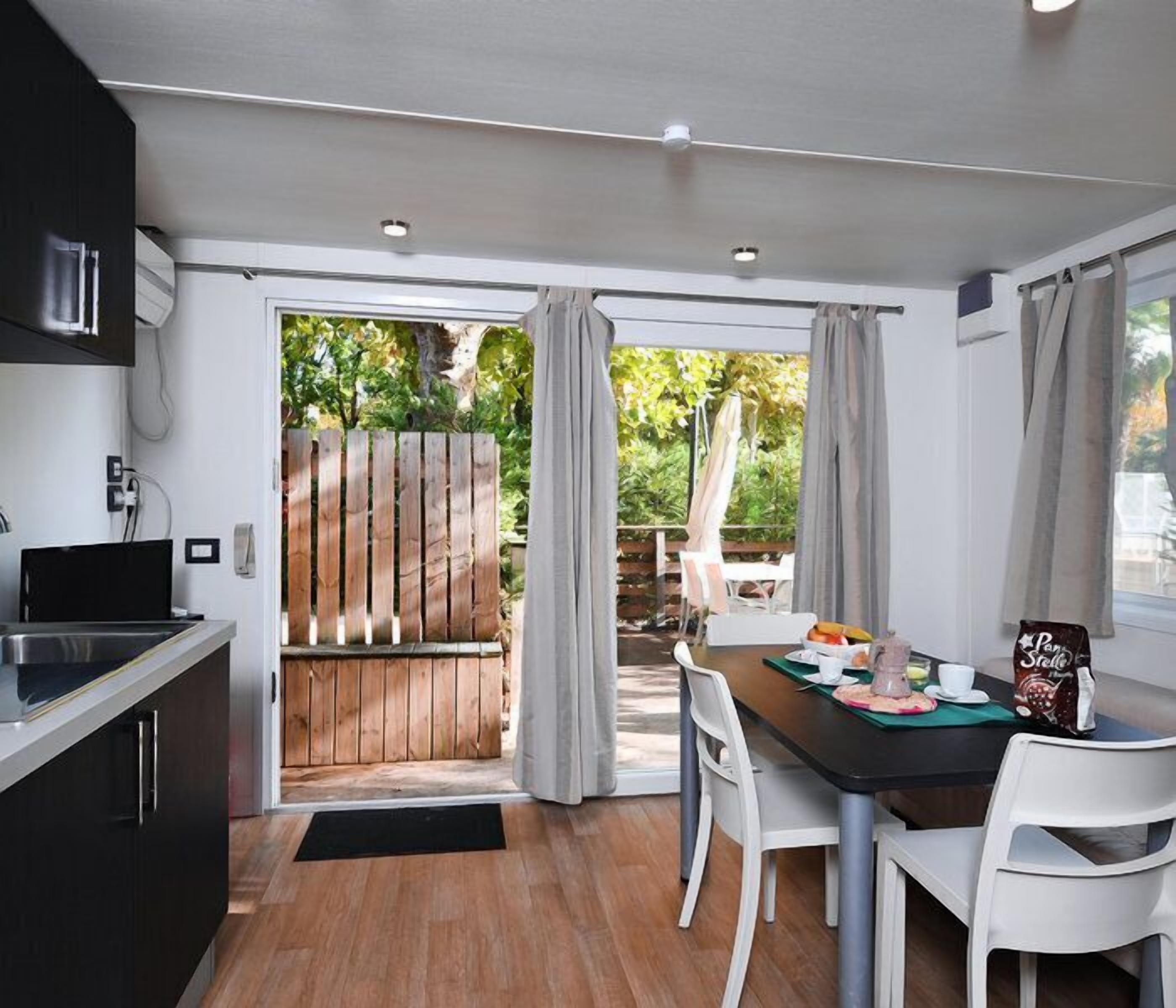 Casa mobile Premium, 2 camere da letto | Area soggiorno | TV, tavolo da ping pong