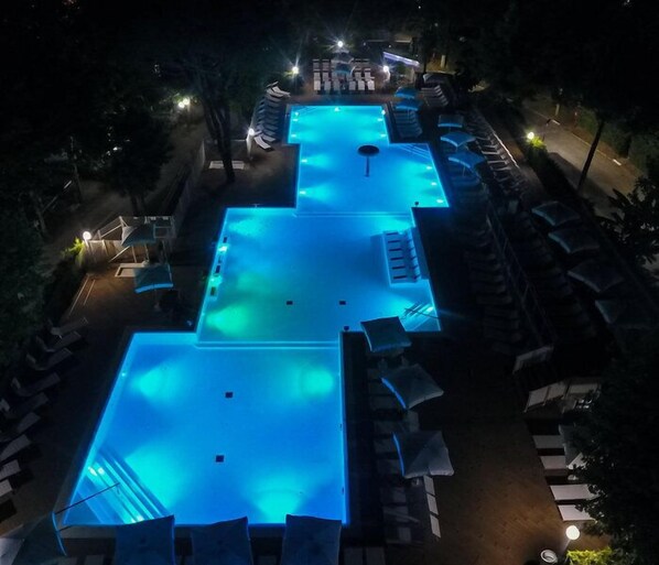 Alberca al aire libre y camastros 