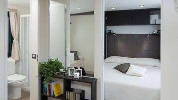 Superior Mobile Home, 2 Bedrooms | 2 bedrooms, individually decorated, individually furnished, bed sheets