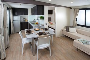 Superior Mobile Home, 2 Bedrooms | Living area | TV, ping pong - Camping Village I Tre Moschettieri (Comacchio)