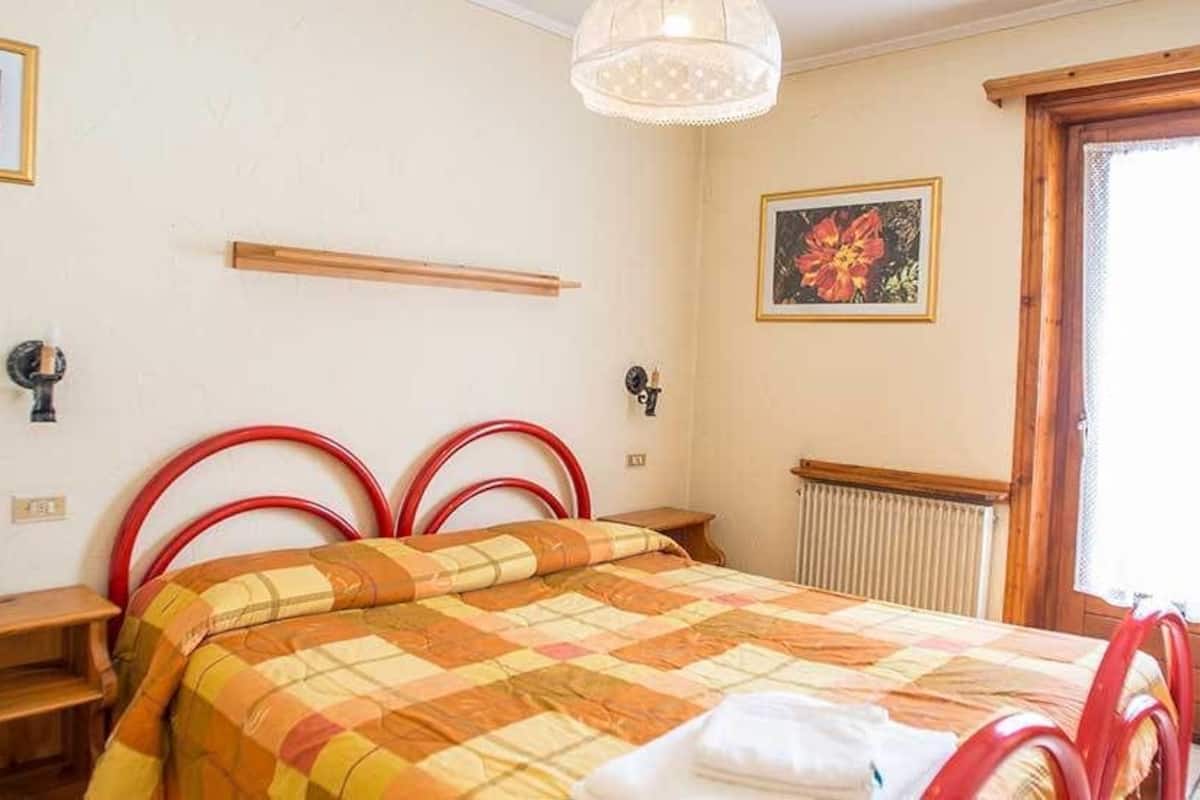 double room | free wifi, bed sheets