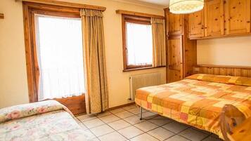 Chambre Triple Familiale | Wi-Fi gratuit, draps fournis