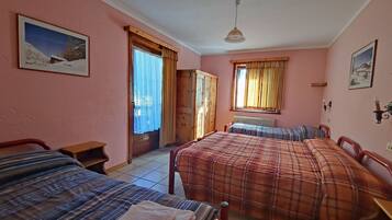 Family Quadruple Room | Free WiFi, bed sheets