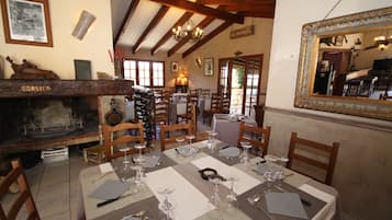 Melayani sarapan, makan siang, makan malam; sajian masakan Prancis