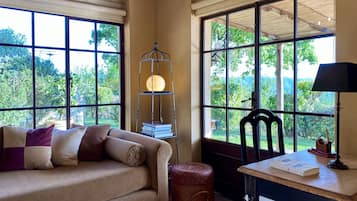 Smart-TV, Kamin, DVD-Player, Bücher