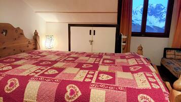 2 bedrooms, iron/ironing board, travel cot