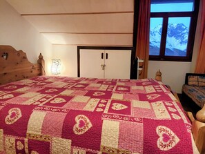 2 makuuhuonetta, silitysrauta/-lauta, vauvan matkasänky