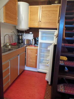 Een koelkast, een magnetron, een oven, een kookplaat