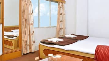 Economy Room, 1 Double Bed, Smoking | Living area