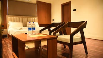 Deluxe Room, 1 Double Bed, Smoking | In-room dining