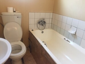 A bathroom with a toilet, sink, and bathtub. - Namane Guest House (Ghanzi)