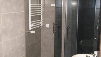 Bryza Apartment | Kamar mandi | Shower, pengering rambut, dan handuk