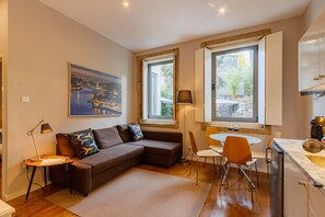 Apartment, 1 Bedroom, Garden View (U) | Living area | Flat-screen TV - Casa Portuguesa by Una (Porto)