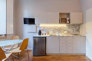 Appartement, 1 chambre, balcon, vue sur la ville (O) | Cuisine privée | Réfrigérateur, four à micro-ondes, un four, surface de cuisson