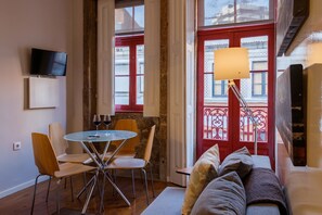 Appartamento, 1 camera da letto, balcone, vista città (O) | Area soggiorno | TV a schermo piatto