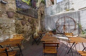 Outdoor dining - Casa Portuguesa by Una (Porto)