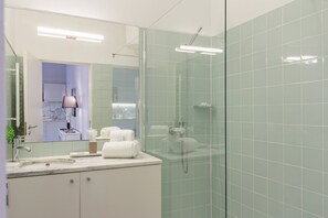Apartment, 1 Bedroom, Balcony, City View (O) | Bathroom | Shower, designer toiletries, hair dryer, towels - Casa Portuguesa by Una (Porto)