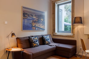 Appartamento, 1 camera da letto, vista giardino (Y) | Soggiorno | TV a schermo piatto