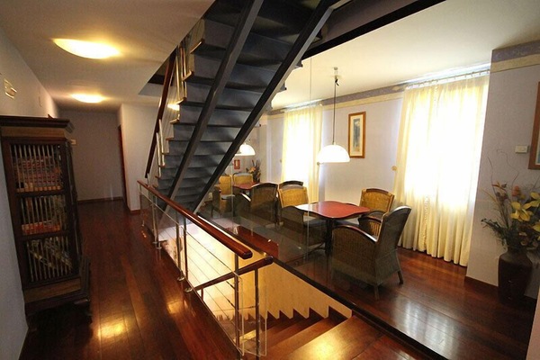 Bar (trong khuôn viên)