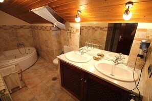 Suite | Badkamer | Een diep bad, gratis toiletartikelen, handdoeken