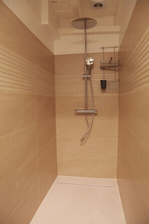 Badewanne, Haartrockner, Handtücher, Seife