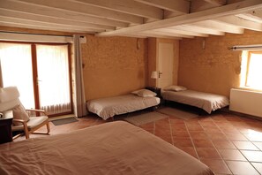 4 habitaciones, tabla de planchar con plancha y cuna de viaje