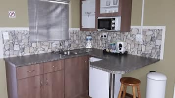 Kamar Triple | Dilengkapi dengan perabotan berbeda-beda dan setrika/meja setrika