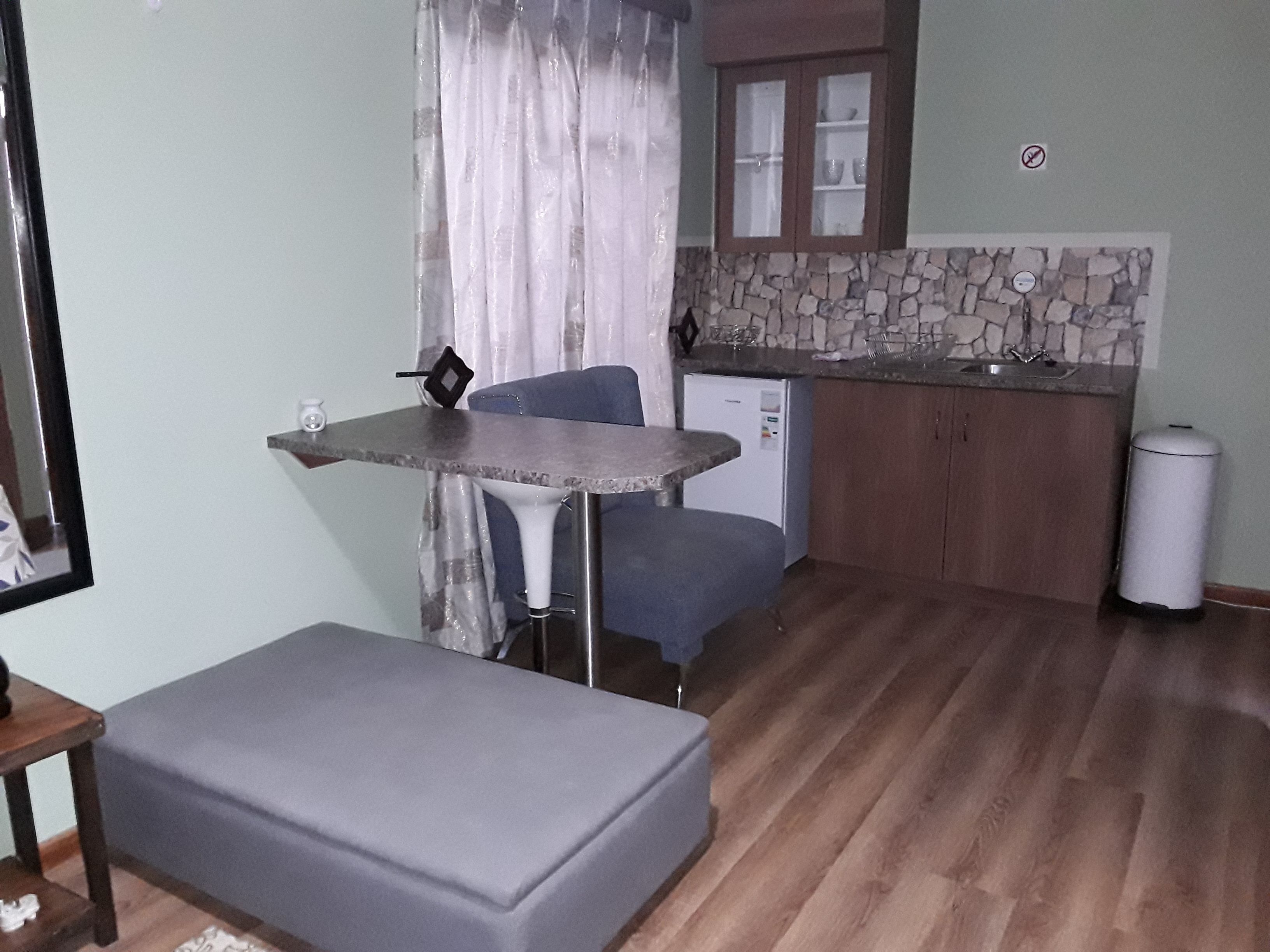 Kamar Double | Dilengkapi dengan perabotan berbeda-beda dan setrika/meja setrika