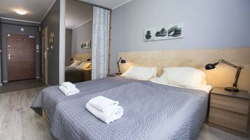 Iron/ironing board, free WiFi, bed sheets