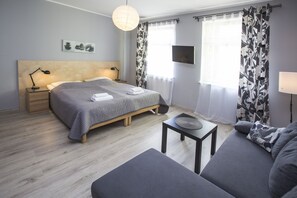 Tabla de planchar con plancha, wifi gratis y ropa de cama 