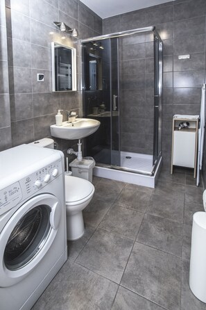 Shower, hair dryer, towels, shampoo - Apartamenty Sedinium - Brama Portowa (Szczecin)