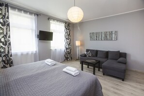 Tabla de planchar con plancha, wifi gratis y ropa de cama 