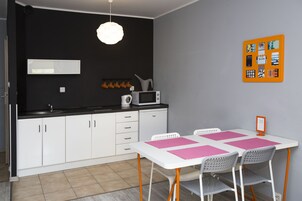 Refrigerador, microondas, cafetera/tetera, tetera/pava eléctrica