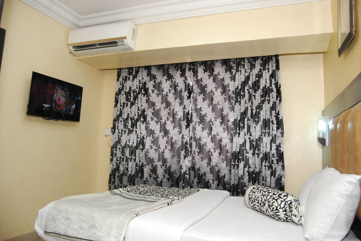 Standard Room, 1 King Bed | Egyptian cotton sheets, premium bedding, in-room safe, desk