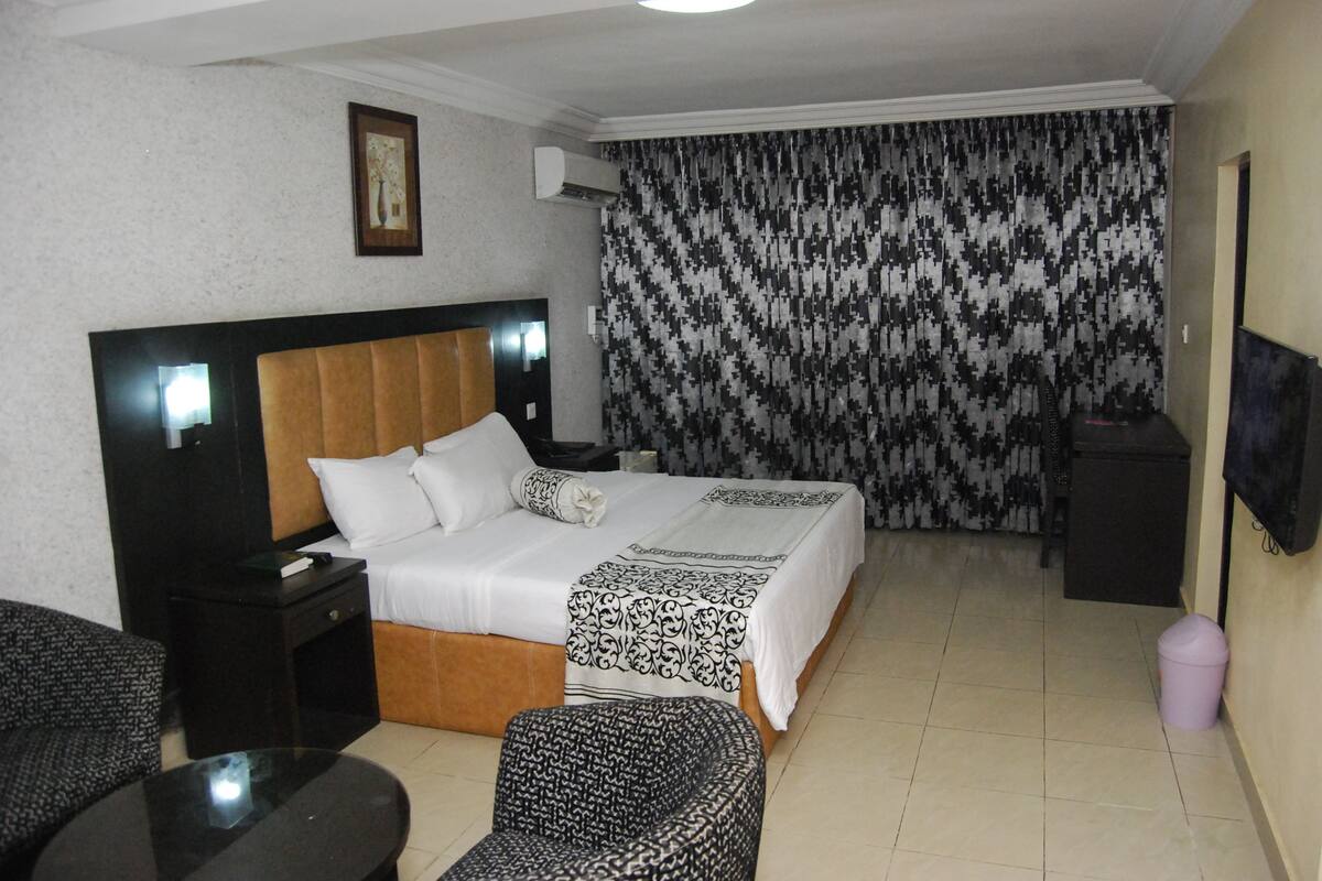 Executive Room, 1 King Bed | Egyptian cotton sheets, premium bedding, in-room safe, desk