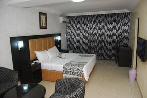 行政客房, 1 张特大床 | 埃及棉床单、高档床上用品、客房内保险箱、特色装修