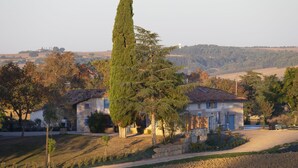 A rural house with a stone facade, surrounded by trees and fields, with a clear view of the countryside. - A SPIRIT OF FAMILY **** (4 ears) (Faudoas)