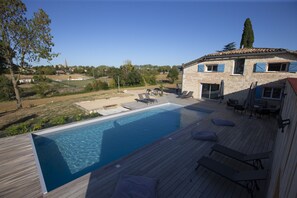 Una piscina al aire libre, una piscina climatizada