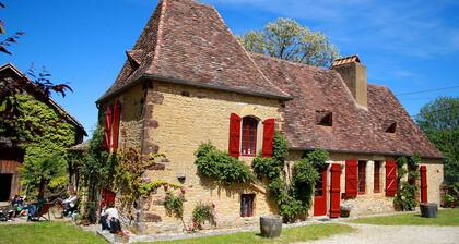 Charming 17th century Périgord house with dovecote and swimming pool in Urval.