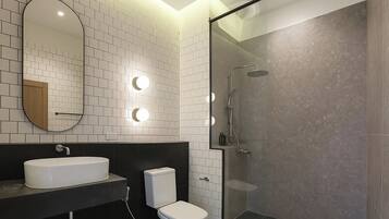 Shower, free toiletries, hair dryer, bidet