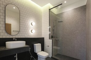 Shower, free toiletries, hair dryer, bidet - Our Nomad Boutique Hostel (Phuket)
