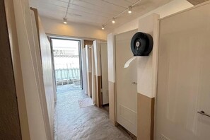 Shower, free toiletries, hair dryer, bidet - Our Nomad Boutique Hostel (Phuket)